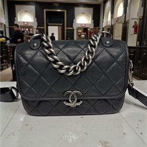 CHANEL
Caviar Iridescent Calfskin Quilted Small Daily Carry Messenger Black